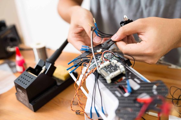 Comment les entreprises de services d'aménagement paysager peuvent-elles utiliser les drones pour la planification et la présentation des projets ?